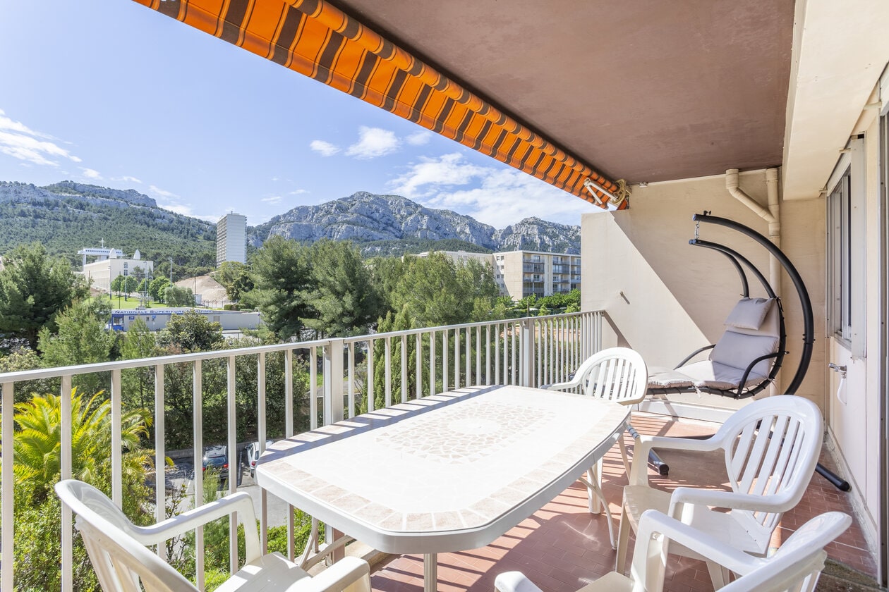 Balcon avec table vue sur Marseilleveyre dans la Casa de Laetitia