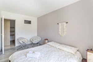 Chambre parentale avec lit double et salle de bain dans la Casa de Laetitia