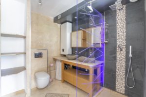 Salle de bain avec douche à l'italienne dans la Casa de Laetitia
